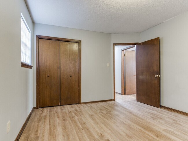 Building Photo - 3 Bed 2 Bath 2 Car Garage in Shawnee!