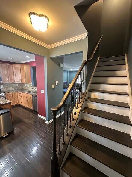 Building Photo - 239 Lincoln St