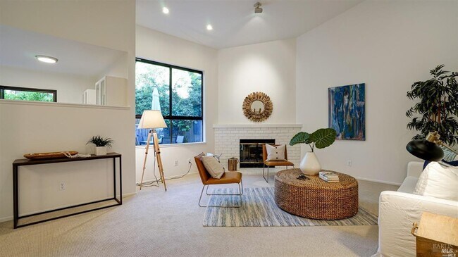 Building Photo - 16 Tudor Ct