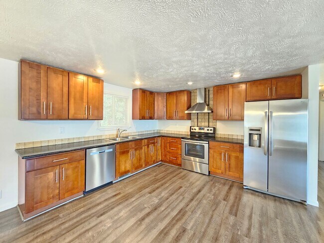Building Photo - $2,700 – Spacious 4 Bed / 2 Bath Home in S...