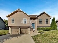 Building Photo - 115 SW Hanging Garden St