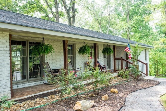 Building Photo - 728 S McCollum Dr