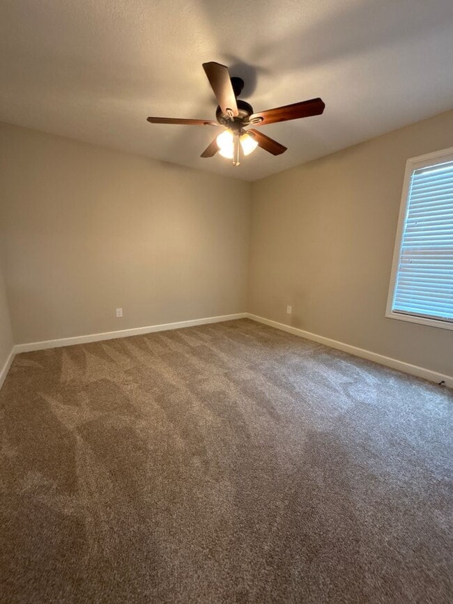 Building Photo - 322 Hidden Springs Ln