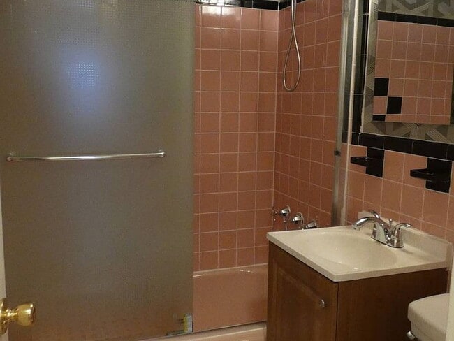 Building Photo - "Spacious 3-Bedroom Gem with Granite Accen...