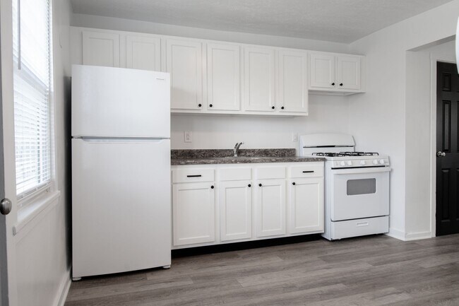 Building Photo - Looking for a 3-Bedroom townhome in Midlan...