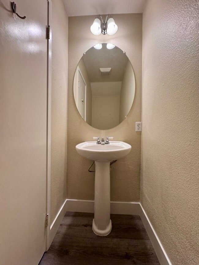 Building Photo - Beautiful and Spacious 3 Bedroom 2.5 Bath ...