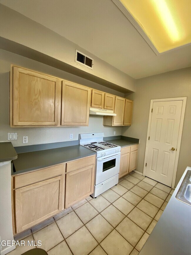 Building Photo - 2215 King James Pl