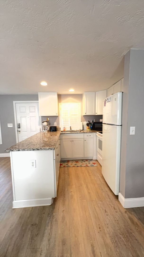 Building Photo - Fully Furnished One Bedroom Long Term Beac...