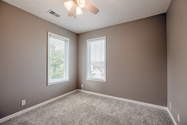 Building Photo - Must See West Omaha 5 Bedroom!!