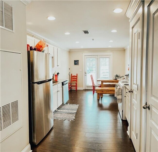 Building Photo - 410