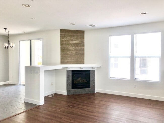 Building Photo - Beautifully Upgraded & Appointed End Condo...