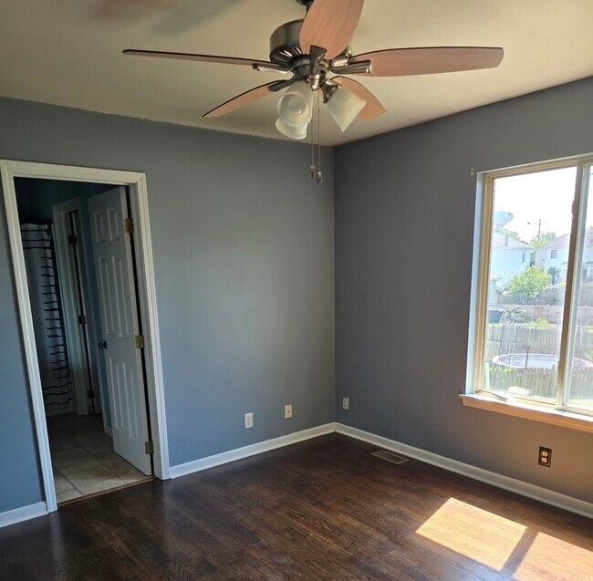 Building Photo - 14030 Danbury Dr