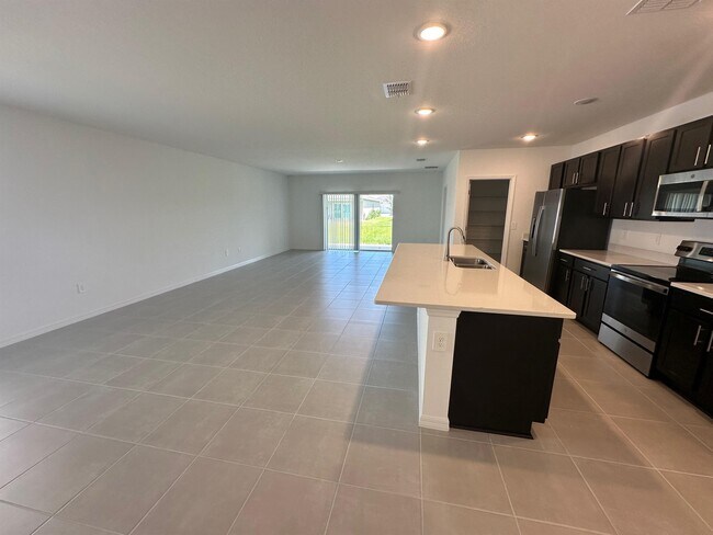 Building Photo - 255 Amber Way