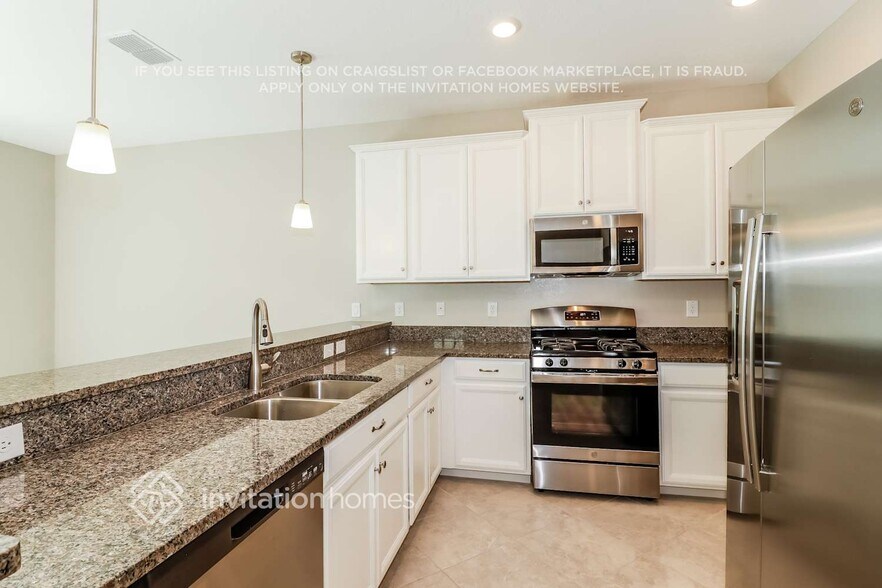 Building Photo - 2865 Coach Manors Way