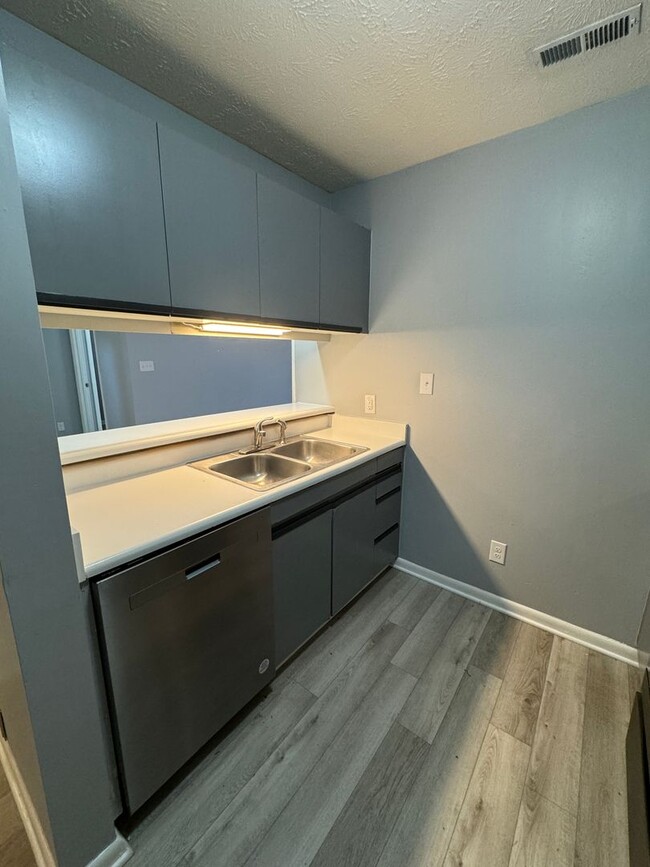 Building Photo - Updated Condo close to Fort Liberty