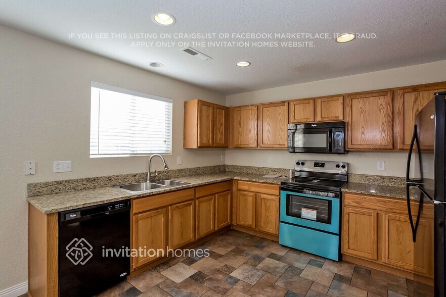 Building Photo - 729 Canyon Ln