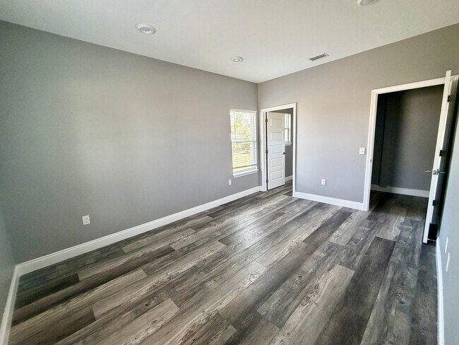 Building Photo - 4 bedroom 3 bath