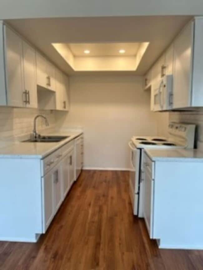 Kitchen - 324 E Valencia Ave