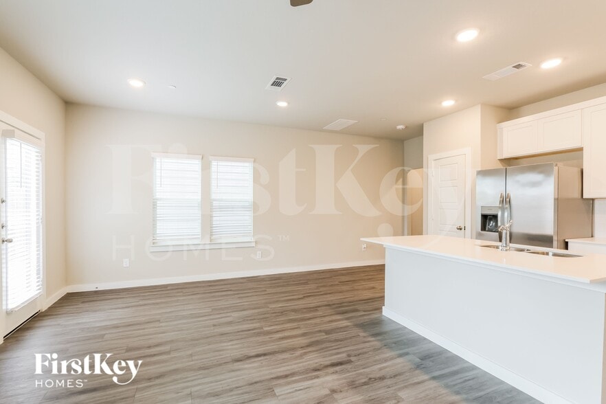 Building Photo - 446 S Centro Cir