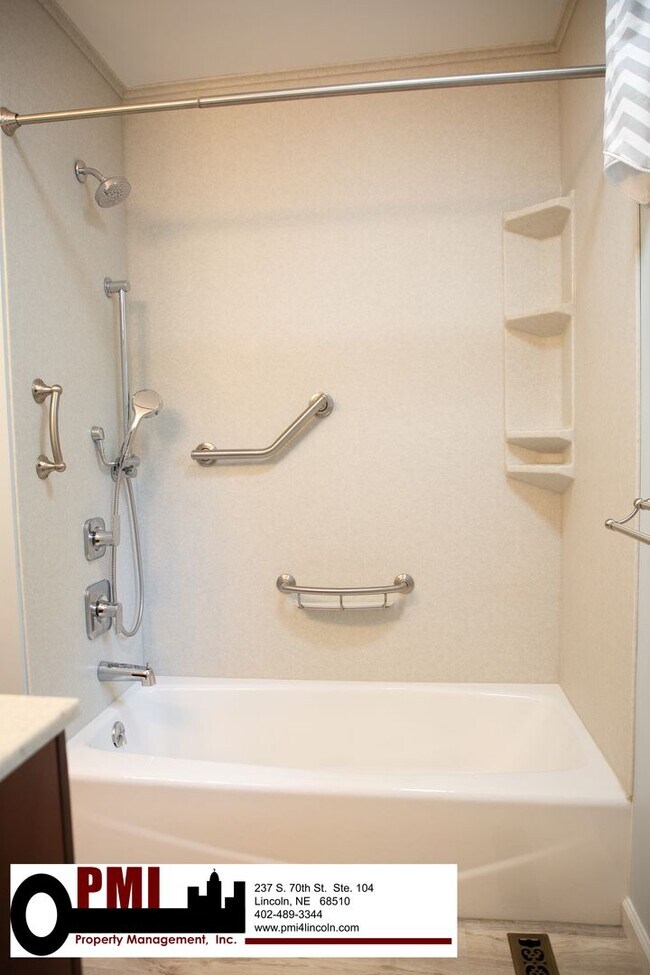 Building Photo - 3 Bedroom and 2 bathroom Colonial Hills Ho...