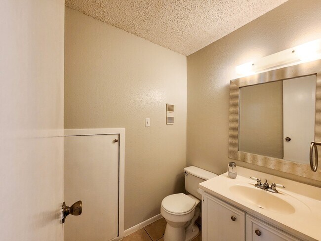 Building Photo - 17742 Kings Park Ln