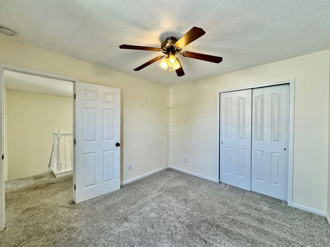 Building Photo - Available 08-08-25 in Cedar Crossing! A Pe...