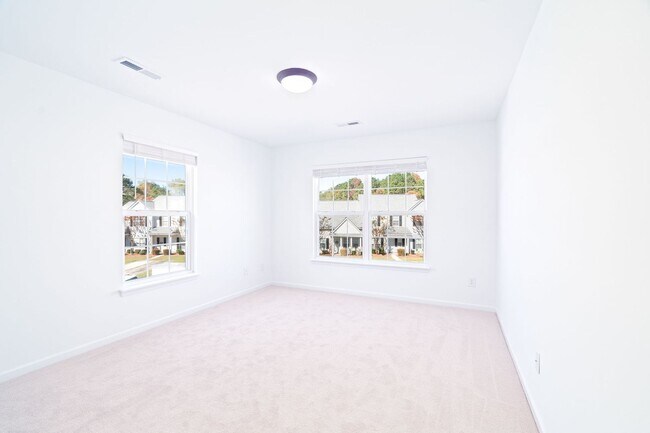 Building Photo - Live the Sumter-style Life in Summerville!