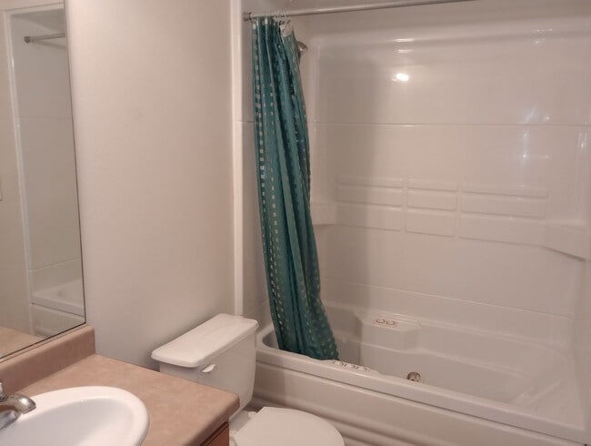 Building Photo - Three bedroom two bathroom twin home