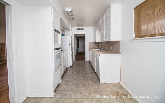 Building Photo - 1906 N Pecos St