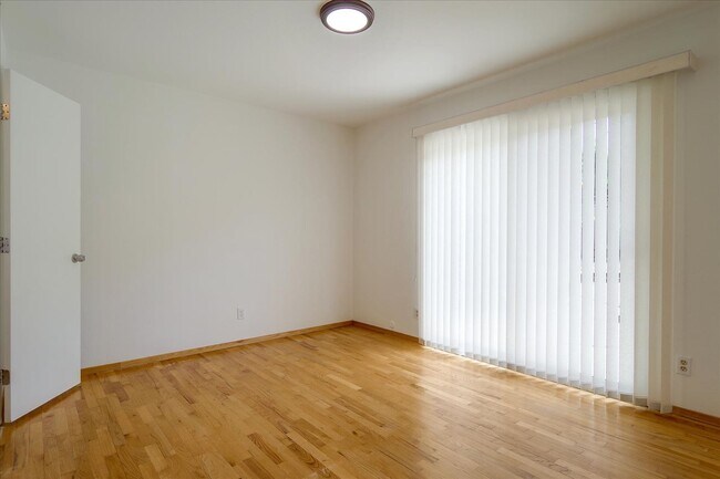 Building Photo - Great Location 3BD Home with Wood Floors &...