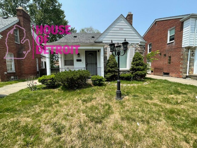 Building Photo - 3 BEDROOM 1 BATH BUNGALOW FREE PRE-SCREEN