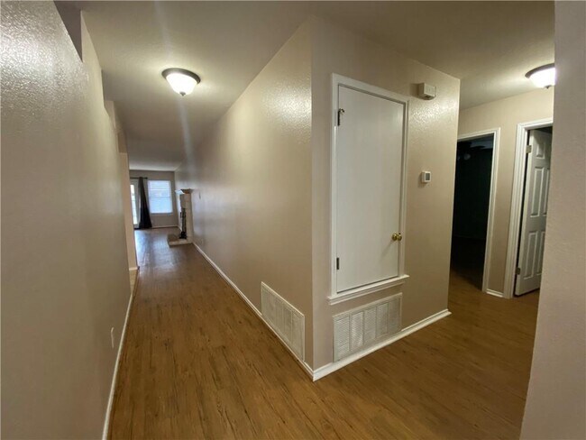 Building Photo - 323 Nicole Way