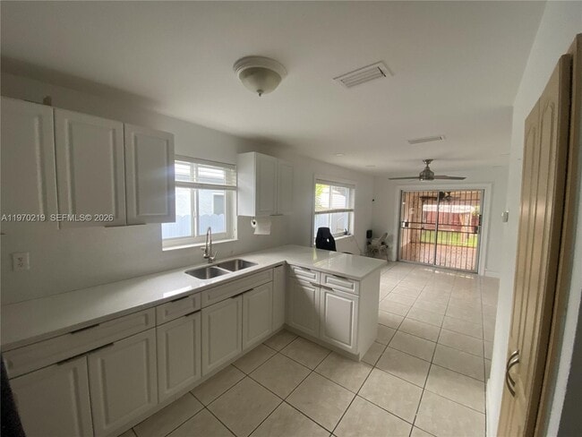 Building Photo - 3251 SW 67th Ave