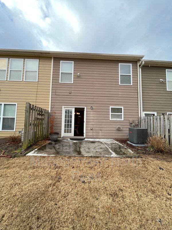 Building Photo - 2048 Lakeshore Overlook Dr
