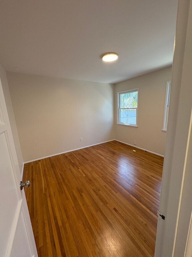 Building Photo - 1+1 Cozy Cottage above Ventura College wit...