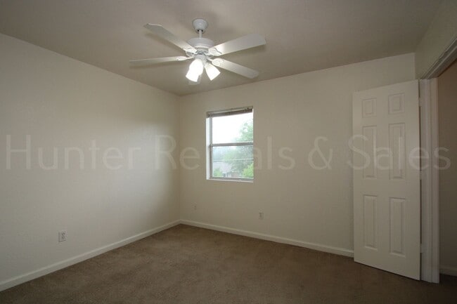 Building Photo - Heights Townhome