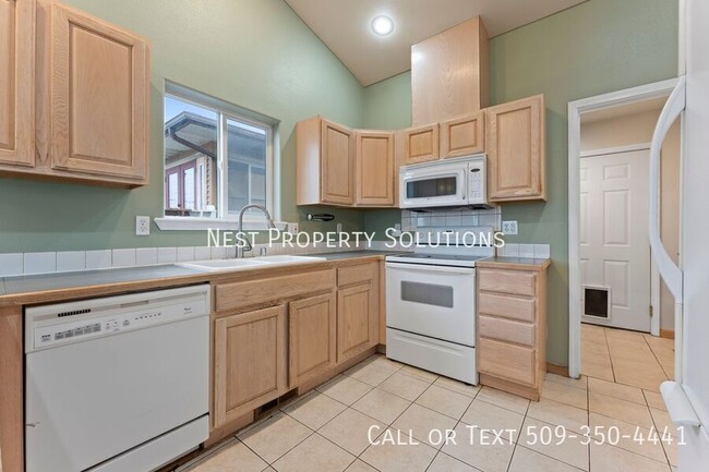 Building Photo - 1038 S Skyline Dr