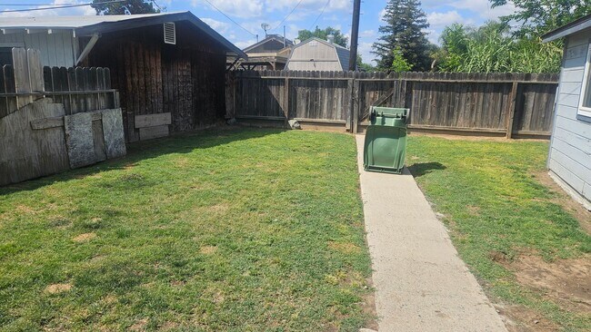 Building Photo - Charming house in Dinuba