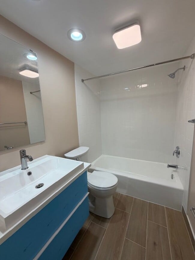 Building Photo - SPACIOUS 2 BEDROOM 2 BATH CONDO IN CENTER CT