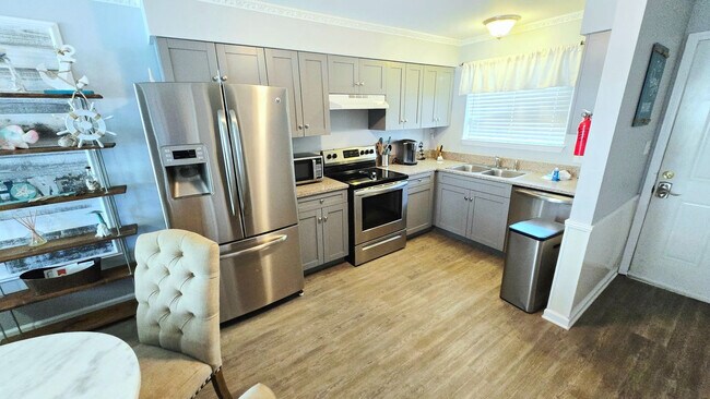 Building Photo - 924 W Beach Blvd