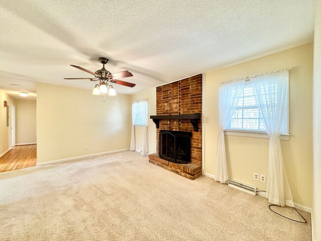 Building Photo - Well Maintained 3 Bedroom Home Off Lake Brandt Rd!