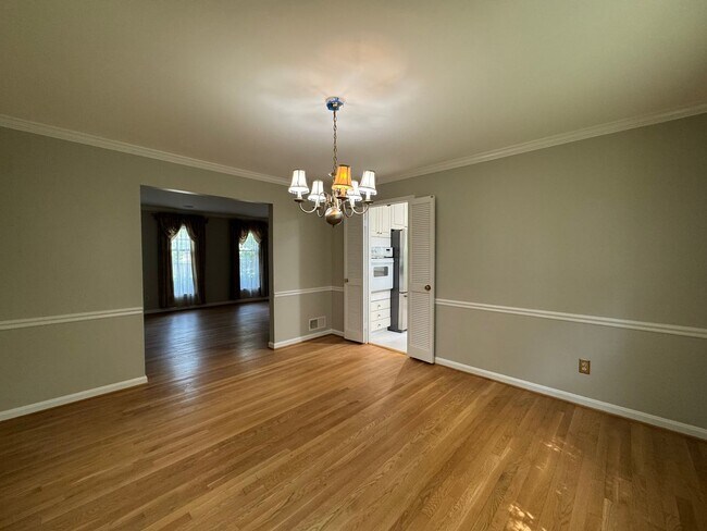 Building Photo - Spacious And Elegant 4 Bed 3 Bath Home Wit...