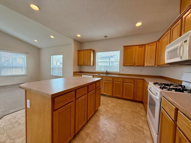 Building Photo - SCHEDULE A TOUR TO VIEW THIS VERY SPACIOUS HOME IN REDMOND!!