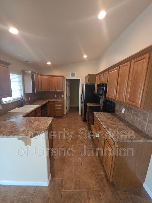 Building Photo - 3018 Oakwood Dr