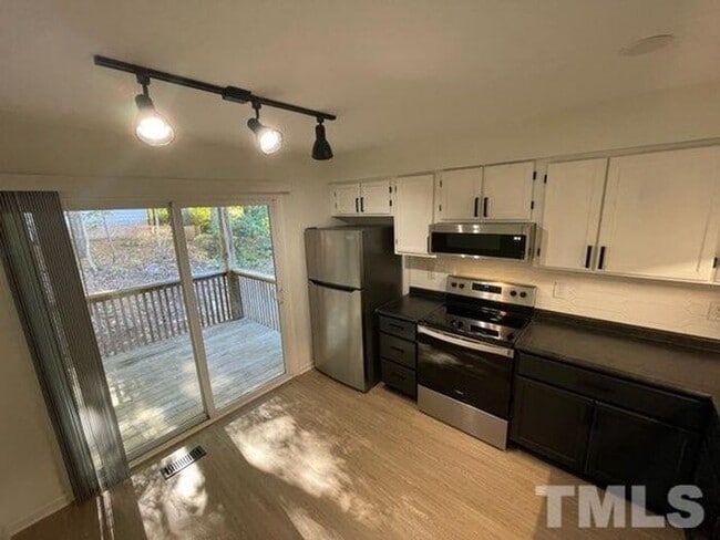 Building Photo - Perfectly sized 2 bedroom 1 bath