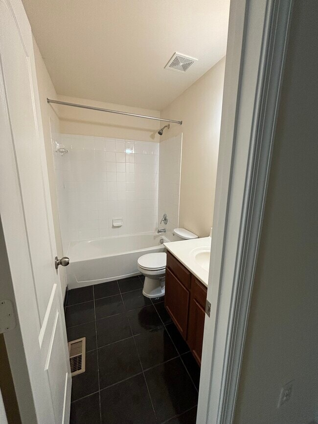 Building Photo - 2655 Glenriver Way