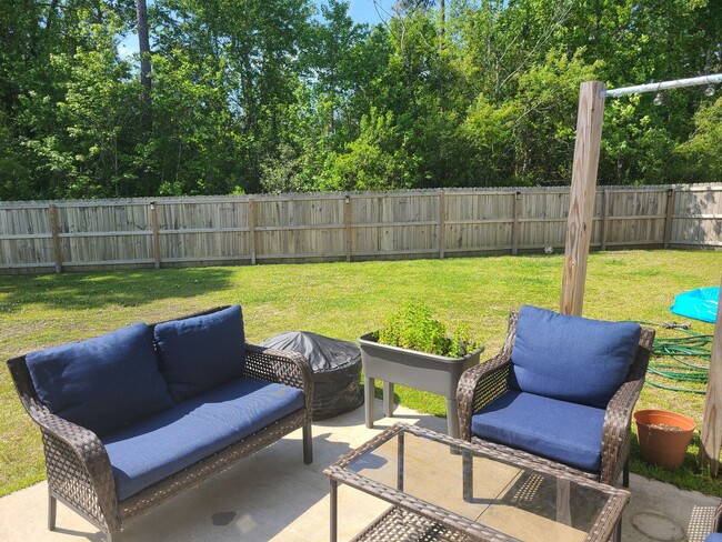 Building Photo - 3 Bedroom, 2 bath home in the Bridgeport C...