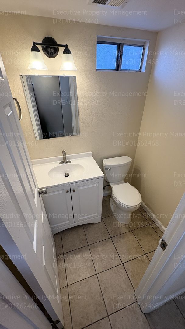 Building Photo - 3 bedroom/ 1.5 bathroom townhome