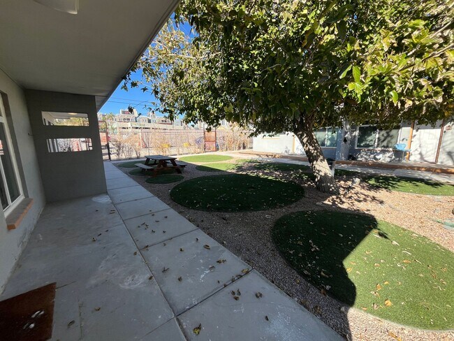 Building Photo - 222 S 10th St