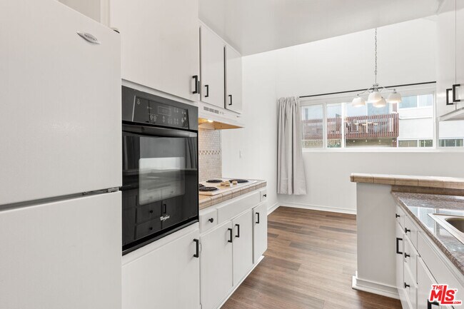 Building Photo - 6000 Canterbury Dr